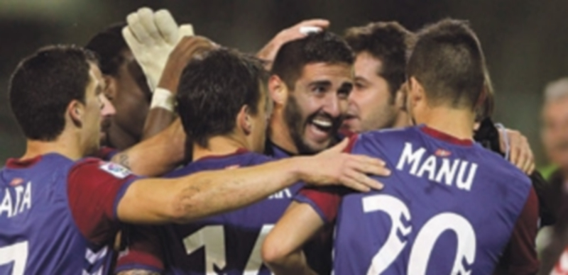 Raúl Navas (centro) celebra con sus compañeros el cuarto gol del partido. / EFE