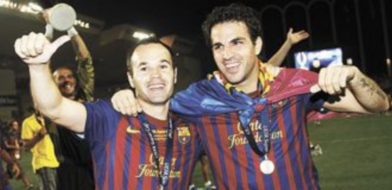 Iniesta y Cesc celebran el triunfo contra el Oporto. / P. Laurenson (Reuters)