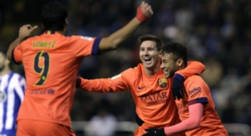 Messi (centro) celebra con Luis Suárez y Neymar uno de los tres goles logrados ayer por el argentino ante el Deportivo./ EFE