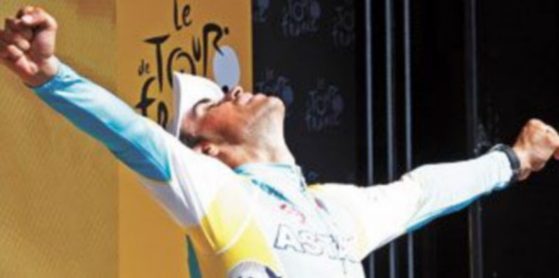 Contador celebra en el podio de Pauillac su gran trabajo en la contrarreloj que le permite hacerse con su tercer triunfo en el Tour de Francia. / REUTERS