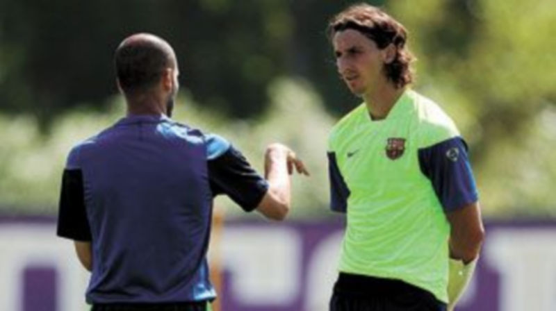 El nuevo jugador del FC Barcelona Zlatan Ibrahimovic escucha al entrenador