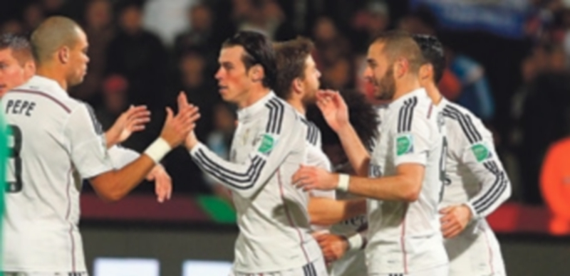 Los jugadores del Real Madrid celebran uno de los tantos conseguidos ayer. / EFE