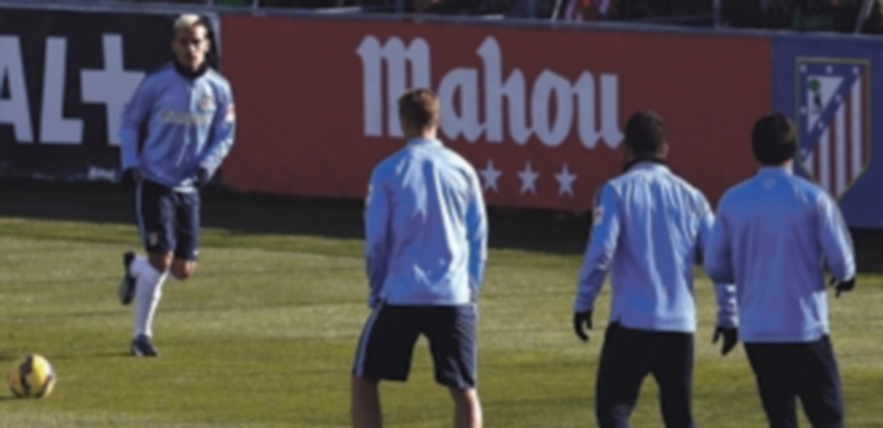 Fernando Torres (centro) lleva entrenando con sus compañeros desde el miércoles