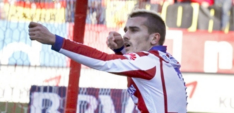 Antoine Griezmann celebra el primer gol del partido con la pose del arquero. / EFE
