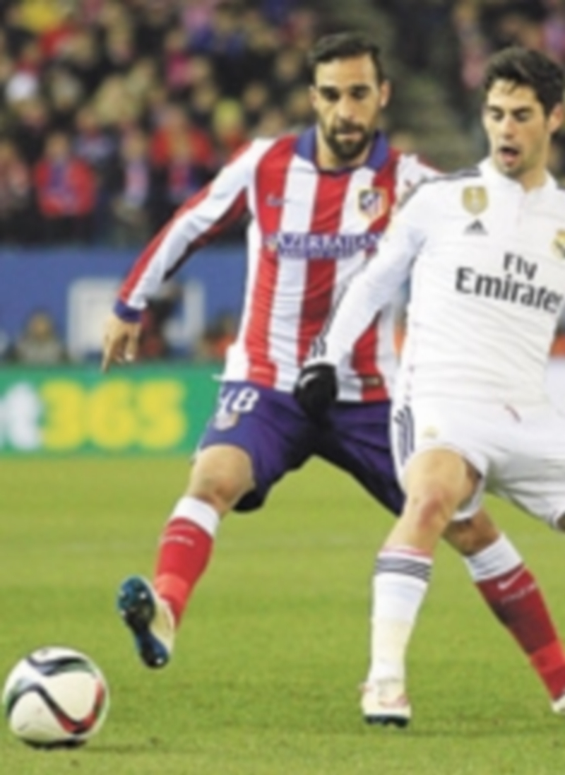 El Real Madrid regresa al Bernabéu para olvidar el inicio del nuevo año 1 Raphael Varane (der) repetirá titularidad por la ausencia de Sergio Ramos. / EFE