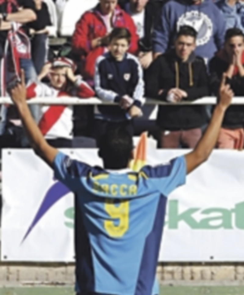 Bacca celebra el gol que supuso la victoria del Sevilla ante el Rayo Vallecano. / EFE