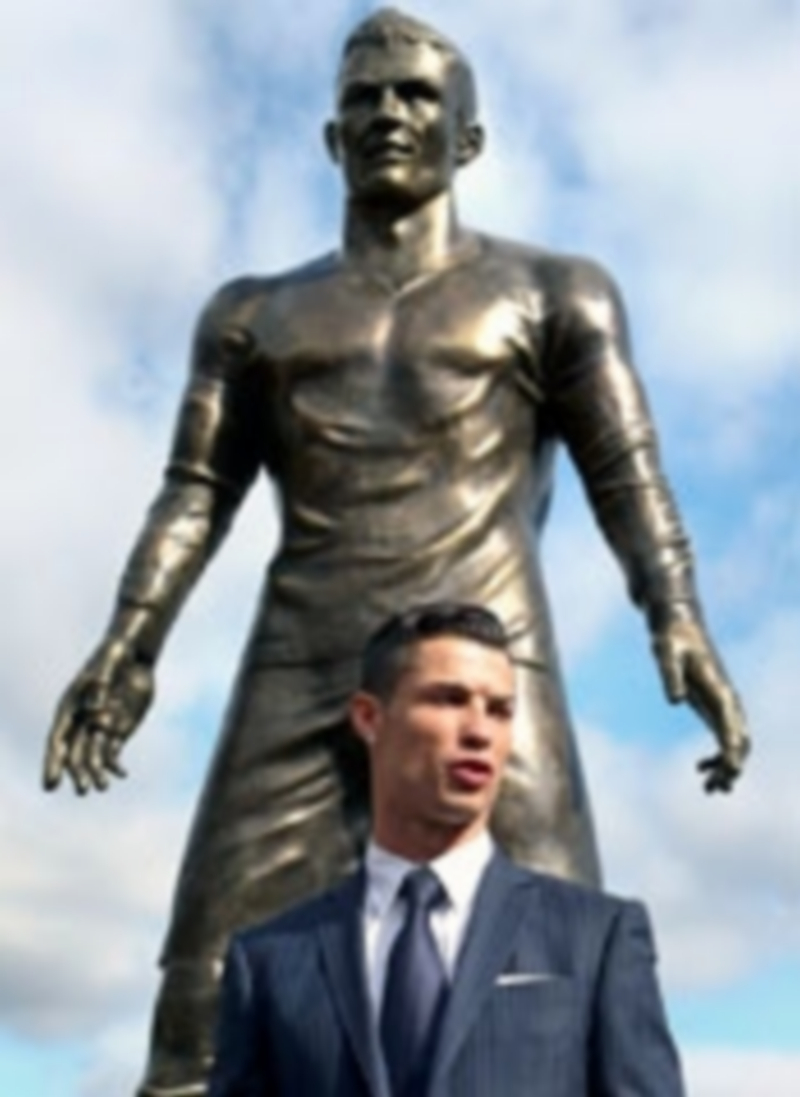 Cristiano Ronaldo posa con la estatua que le ha dedicado la isla de Madeira. / EFE