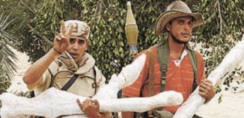 Dos rebeldes preparan la artillería.