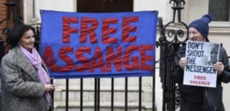 Partidarios de Julian Assange permanecen en el exterior de la embajada ecuatoriana en Londres