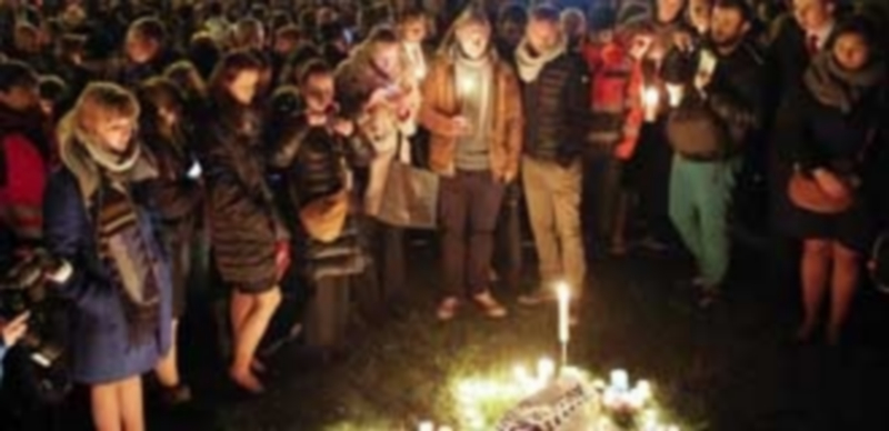 Trabajadores del aeropuerto Zaventem participan en una marcha silenciosa celebrada en memoria de las víctimas. / Efe