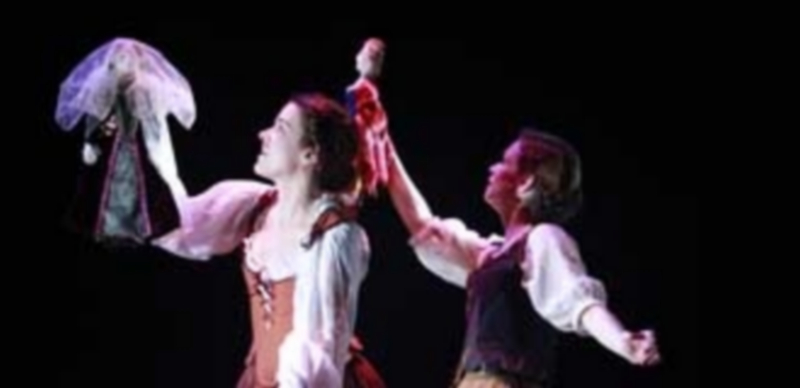 La dramaturga y actriz Ainhoa Amestoy (i) junto a su compañera sobre las tablas Lidia Navarro. / E.P.