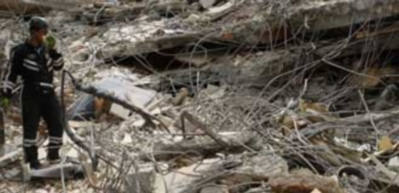 Un miembro de los equipos de búsqueda y rescate de víctimas trabaja en la zona del desastre. / EFE