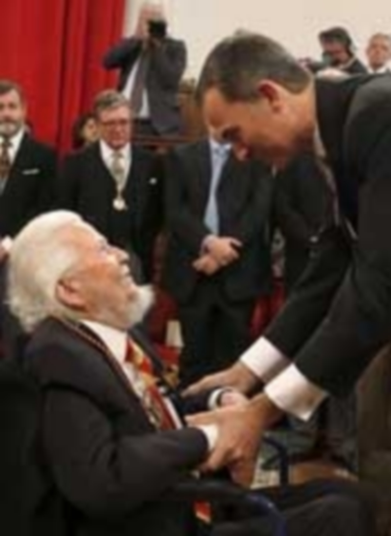 Felipe VI entrega al escritor Fernando del Paso el Premio Cervantes 2015. / Efe