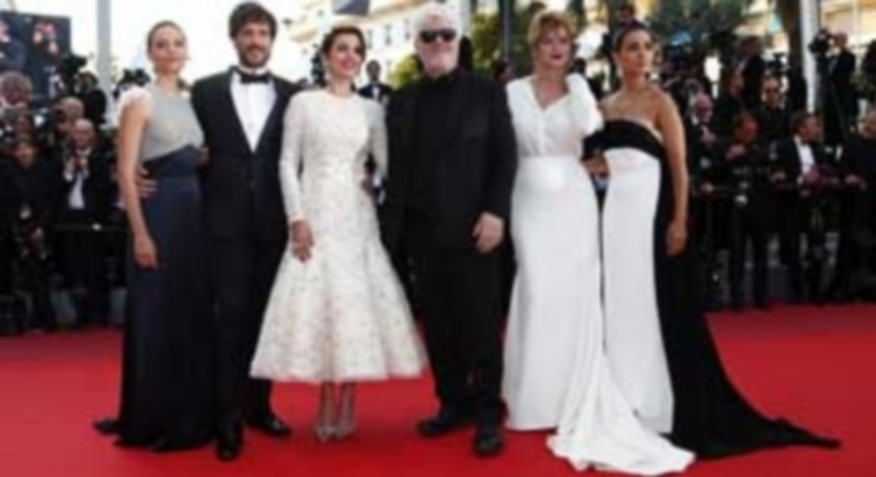 Pedro Almodóvar (3d) junto a los protagonistas de ‘Julieta’ en la presentación de la cinta el pasado martes. / Efe