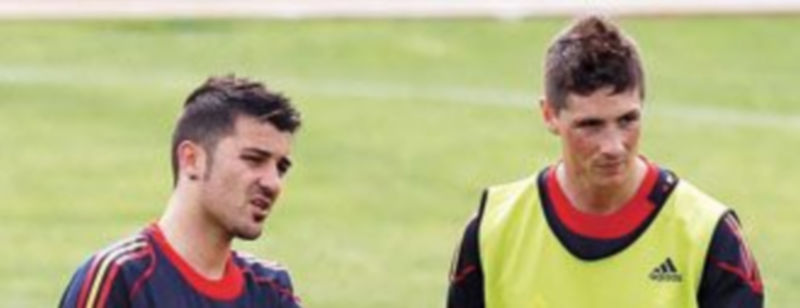 Villa y Torres charlan sobre el césped en un descanso del entrenamiento. / Reuters