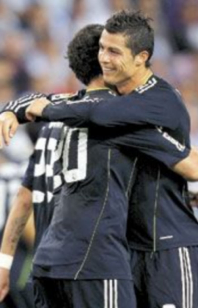 Higuaín y Cristiano Ronaldo no dejaron lugar para la sorpresa con dos goles cada uno. / EFE