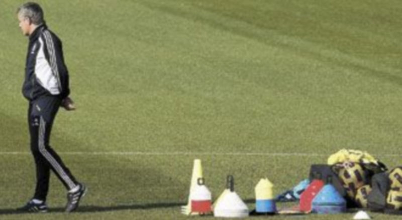 José Mourinho sacará a toda su artillería para recibir al equipo rojiblanco. / EFE