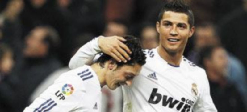 Mesut Özil (i) llega al partido algo ‘tocado’