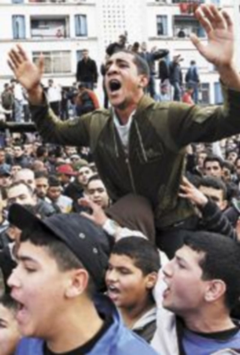 Varios argelinos gritan lemas durante la manifestación convocada por los opositores al presidente. / Efe.