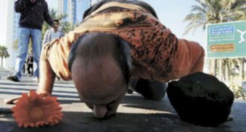 Un manifestante besa una mancha de sangre en los alrededores de la Plaza de la Perla de Manama