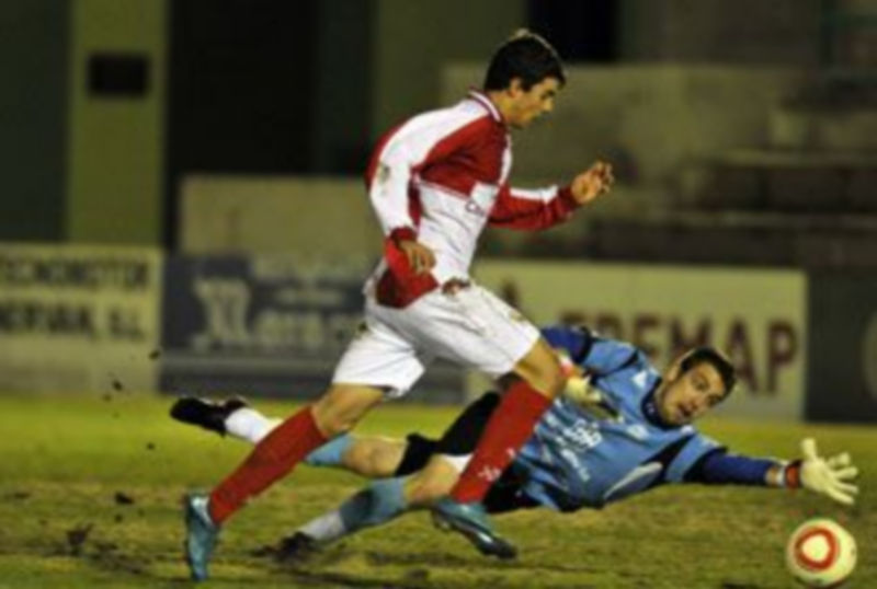 El guardameta gimnástico Dela se estira para alcanzar