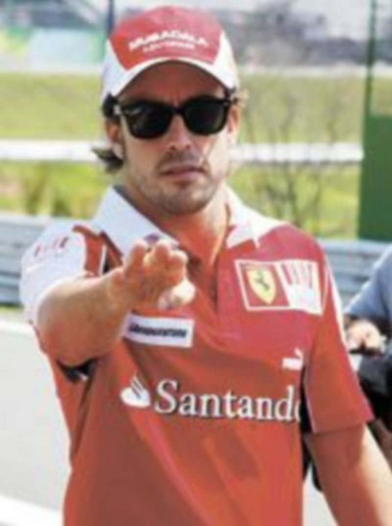 Alonso declaró que está preparado físicamente para las altas temperaturas malayas. / EFE