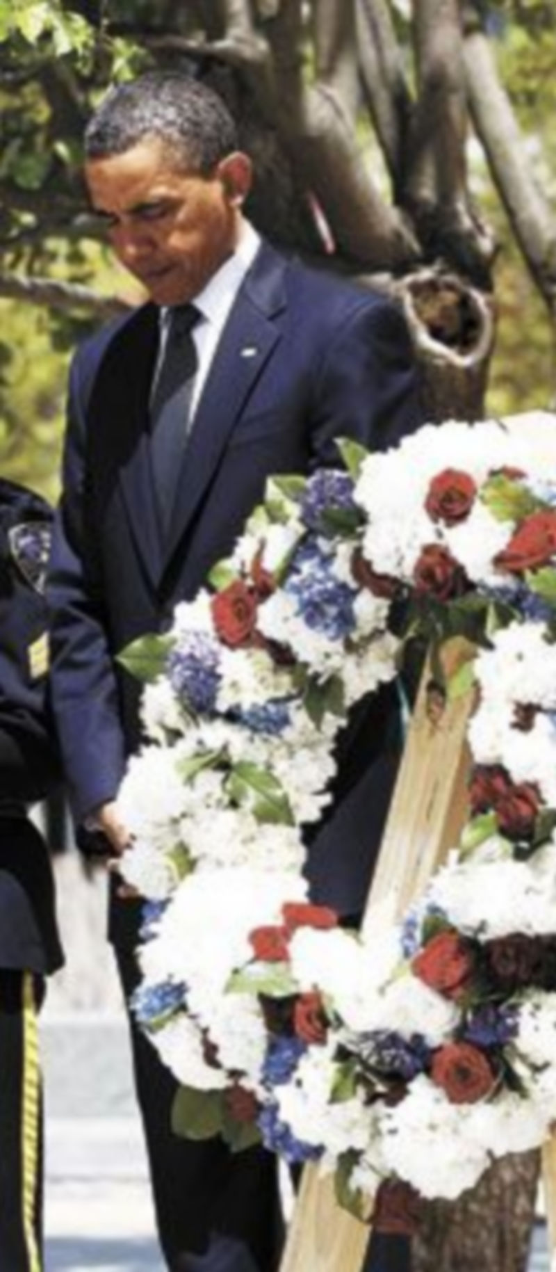 El dirigente estadounidense depositó un corona de flores en el lugar donde se levantaban los rascacielos. / Reuters.