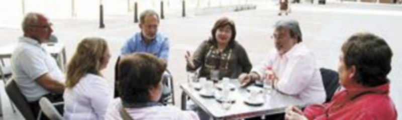 José María González (2d) toma café en la Plaza Mayor de Valladolid con García Montero