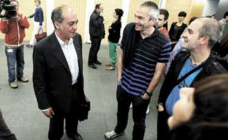 Martín Garitano (2i) charla con Joseba Permach