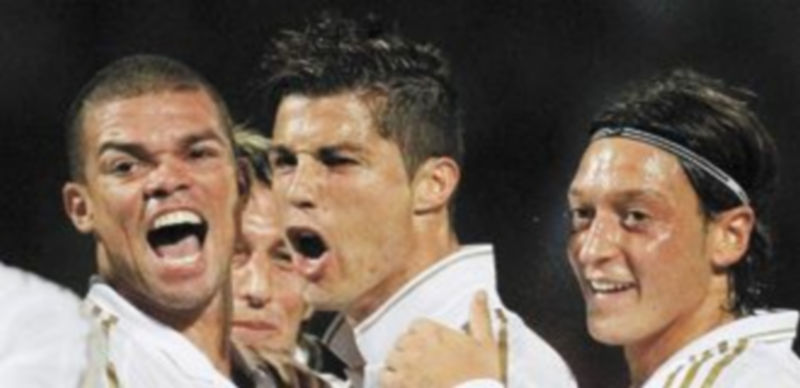 Pepe y Özil se abrazan a Cristiano Ronaldo