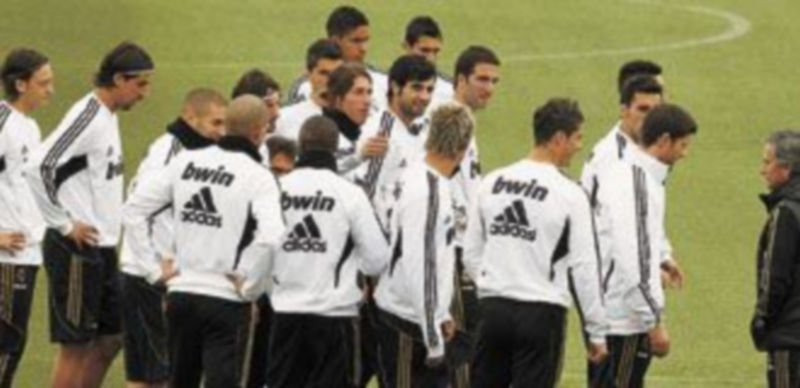 Mourinho da instrucciones a sus jugadores durante el entrenamiento de ayer en Valdebebas de cara al duelo de hoy ante Osasuna. / Efe