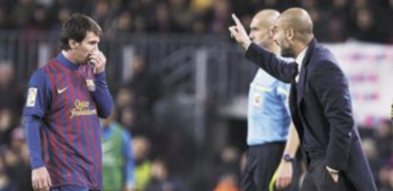Pep Guardiola da instrucciones a Leo Messi en el duelo ante el Levante en el Camp Nou. / Efe.