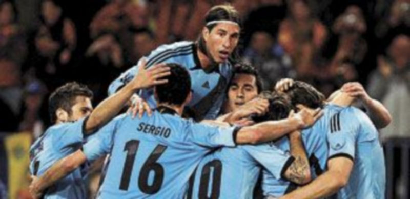 Los jugadores del combinado nacional festejan el tanto de Silva. / Reuters