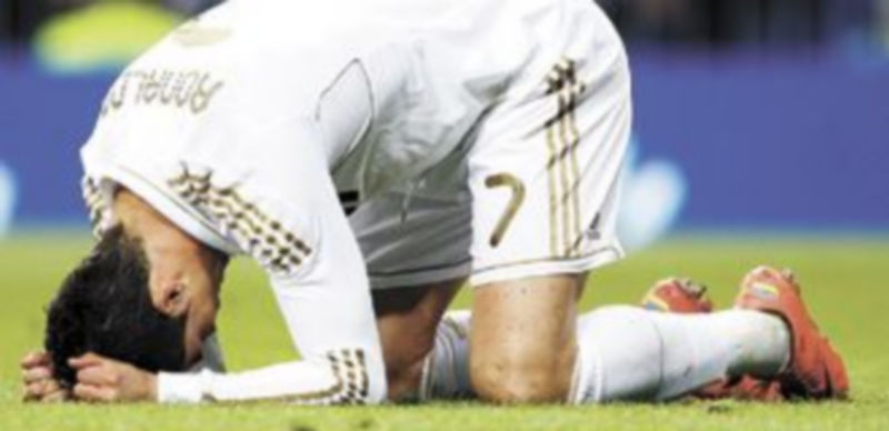 Cristiano Ronaldo se lamenta de una de las numerosas ocasiones de gol que el equipo ‘merengue’ no consiguió materializar en el partido de ayer. / Reuters.