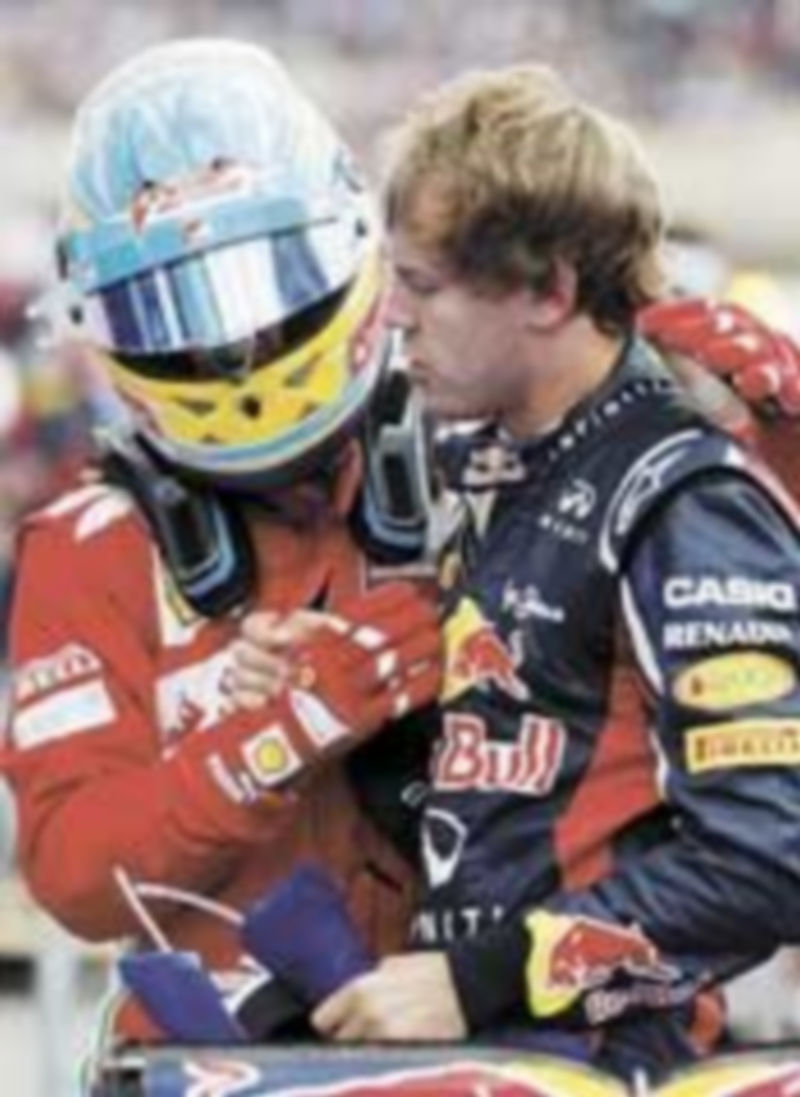 Vettel felicita a Alonso tras conseguir el triunfo. / A. Domanski (Reuters)