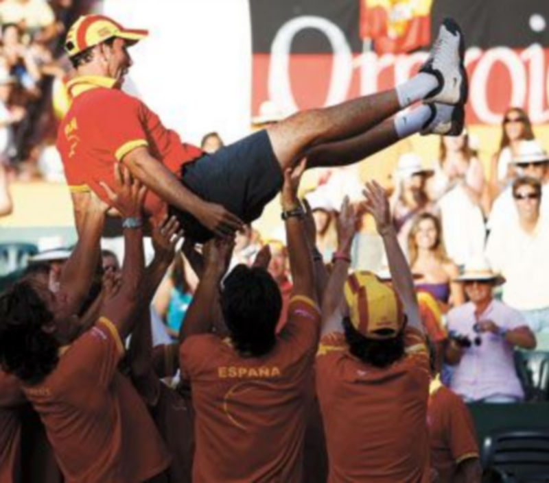 El capitán Albert Costa fue manteado cuando concluyó la eliminatoria. / REUTERS