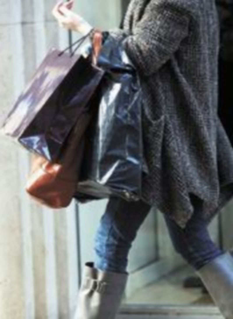 Una mujer sale de un comercio