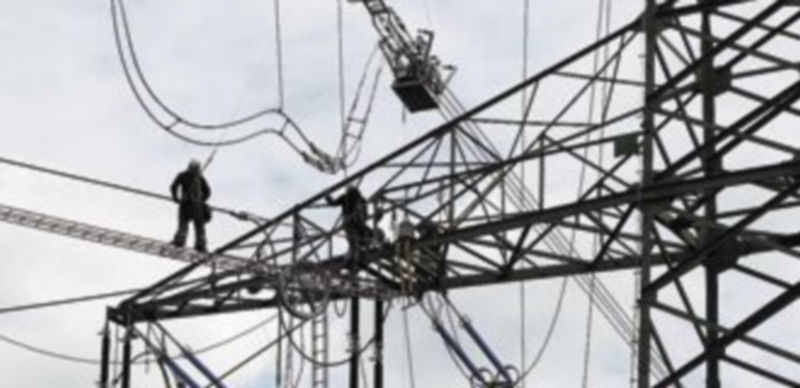 Un grupo de trabajadores trata de subsanar un problema generado en unas torres eléctricas. / Reuters
