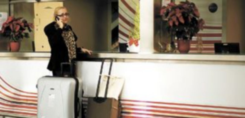 Una mujer espera ante un mostrador de la empresa de transporte en el aeropuerto de Málaga durante una de las jornadas de protesta de hace un año. / J. Nazca (Reuters)