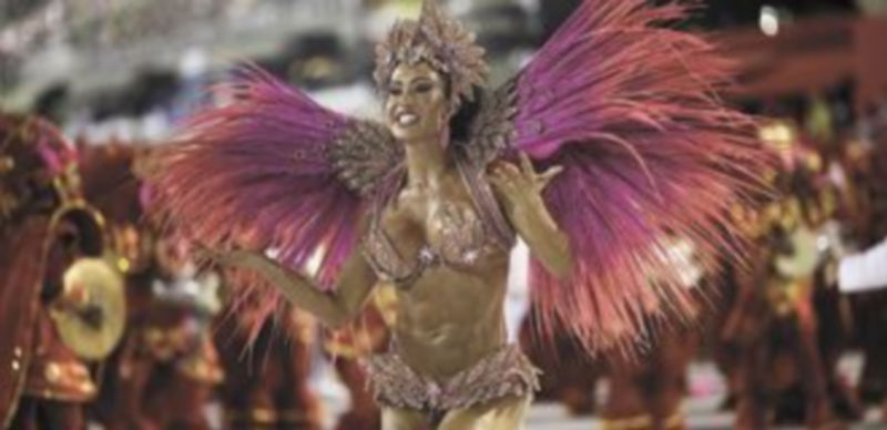 Las diferentes agrupaciones desfilan por el sambódromo de Río bajo la atenta mirada de miles de personas. / Reuters