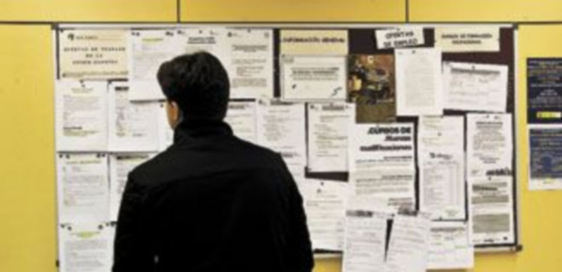 Un joven se interesa por las ofertas de trabajo expuestos en un tablón de anuncios. / ALBERTO RODRIGO