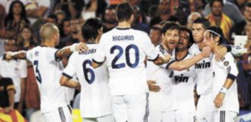 Los jugadores del conjunto ‘merengue’ esperan conseguir su segunda victoria frente al eterno rival en una misma semana. / Reuters