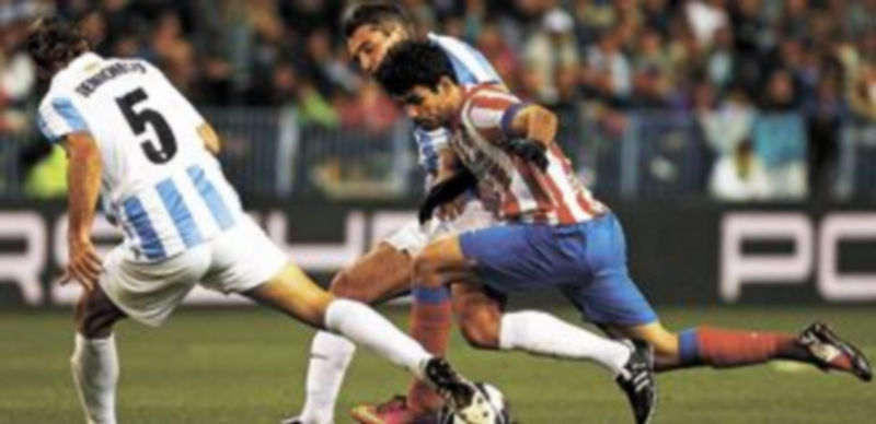 Diego Costa lucha por el control del esférico con Toulalan y Demichelis. / Reuters