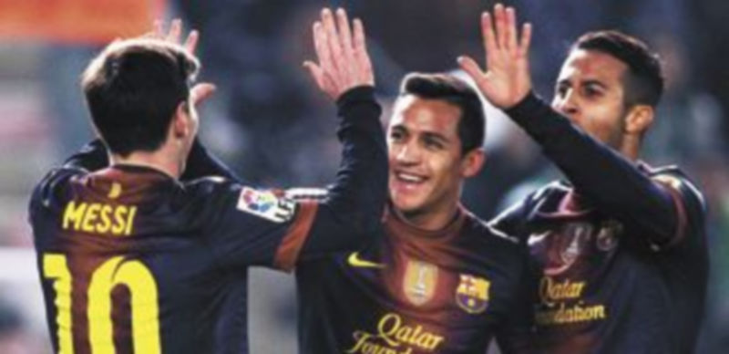 Alexis (c) aparece con mucha opciones para acompañar al argentino el próximo martes en el partido de Champions. / Reuters