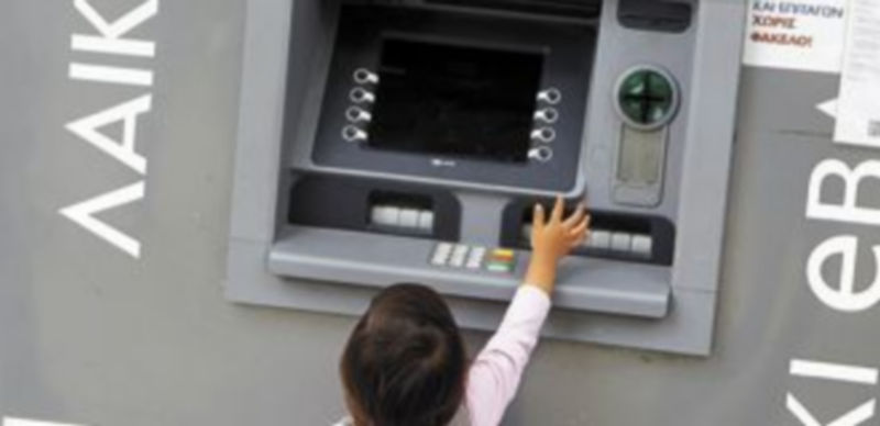 Los bancos permanecieron cerrados casi dos semanas mientras se negociaban las condiciones del rescate con la UE. / Reuters