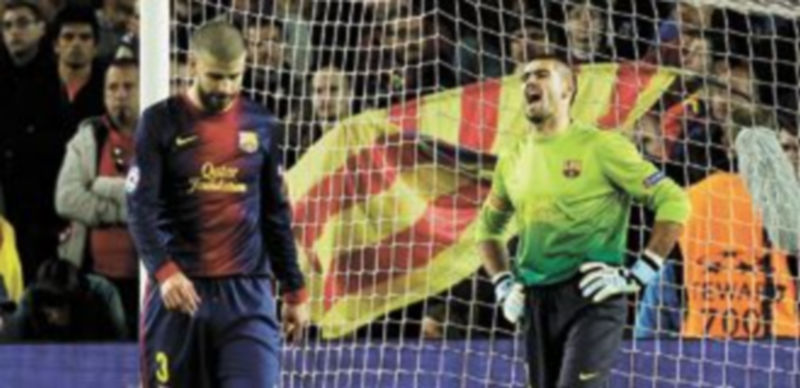 Piqué y Valdés muestran su decepción tras el tercer gol del Bayern de Múnich