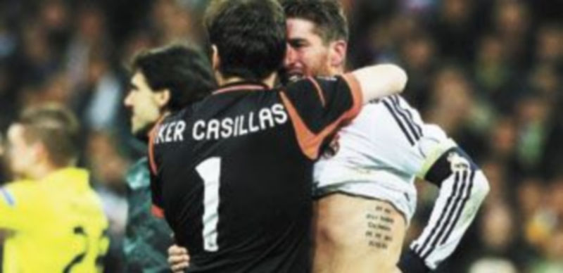 Casillas y Sergio Ramos están enemistados con Mourinho y fue el meta el que consoló a su compañero tras decir adiós a la Champions. / Reuters