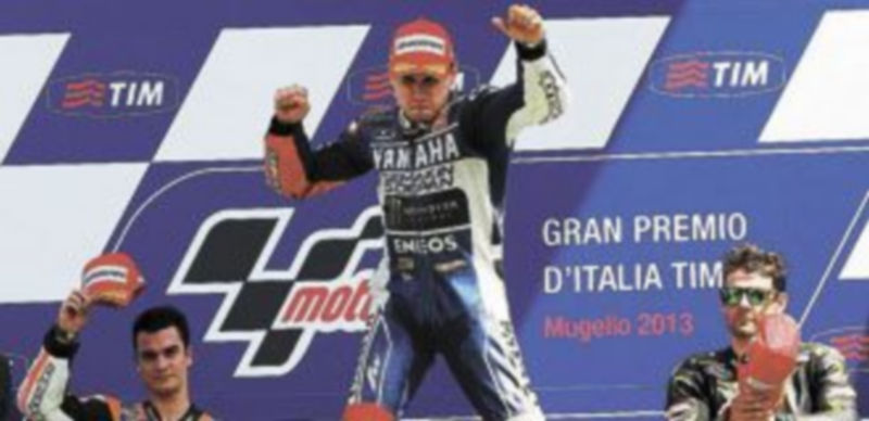 Pedrosa (i) y Crutchlow acompañaron a Lorenzo en el podio del Gran Premio de Italia disputado ayer. / Carlo Ferrero (Efe)