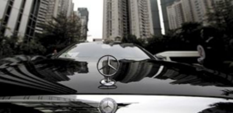 Un Mercedes circulando por las calles de Cantón.
