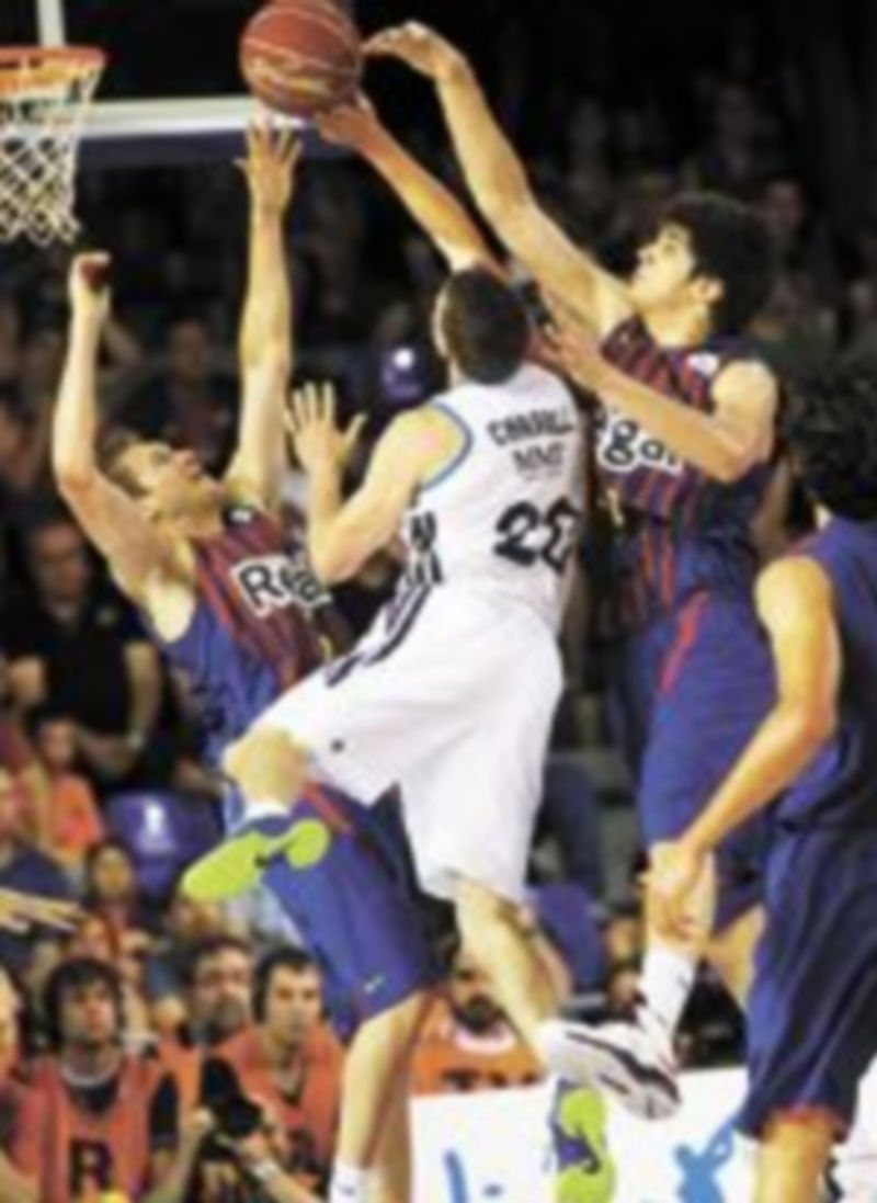 Los jugadores ‘culés’ se mostraron muy serios en defensa. / Efe